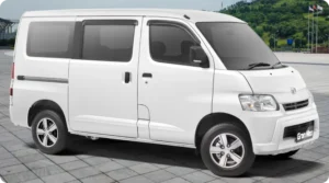 Daihatsu GrandMax minibus digunakan sebagai transportasi penumpang dengan tampilan eksterior samping