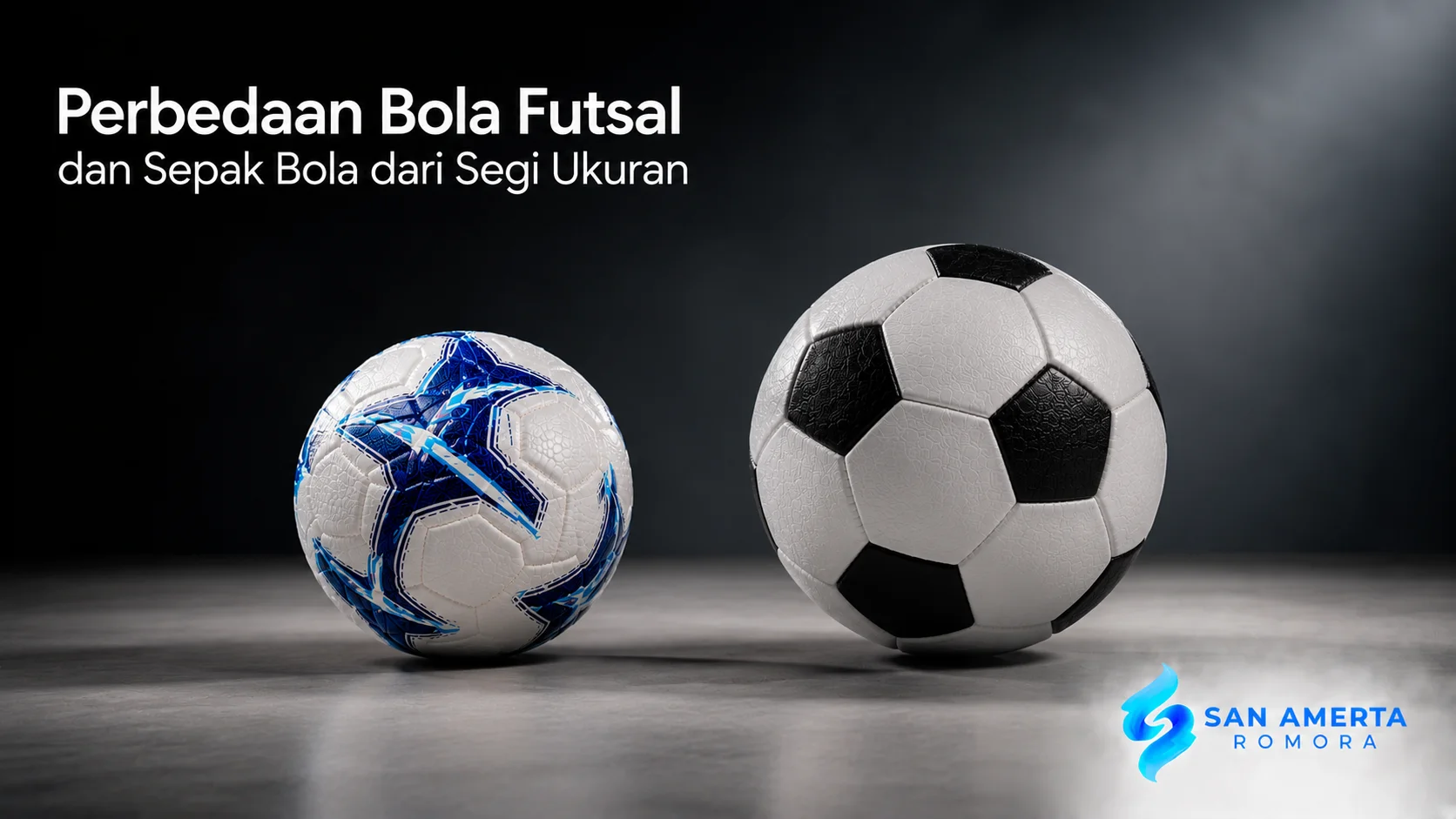 Perbandingan bola futsal dan bola sepak dengan ukuran berbeda, dilengkapi logo San Amerta Romora dan judul "Perbedaan Bola Futsal dan Sepak Bola dari Segi Ukuran".