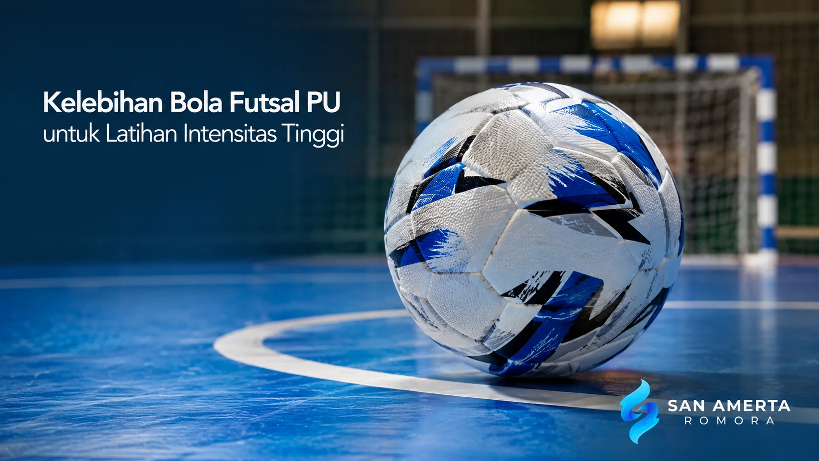 Bola futsal bahan PU di lapangan indoor dengan latar gawang futsal, menampilkan fokus pada kualitas bola untuk latihan intensitas tinggi serta logo San Amerta Romora.