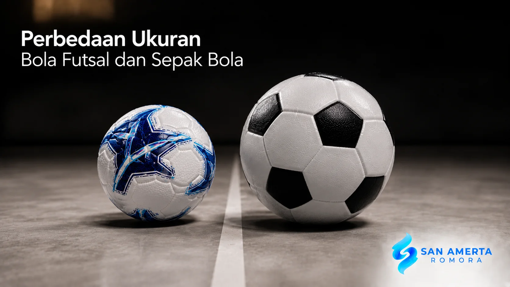 Perbandingan bola futsal dan bola sepak dengan ukuran berbeda di lapangan indoor, dilengkapi logo San Amerta Romora dan judul "Perbedaan Ukuran Bola Futsal dan Sepak Bola".