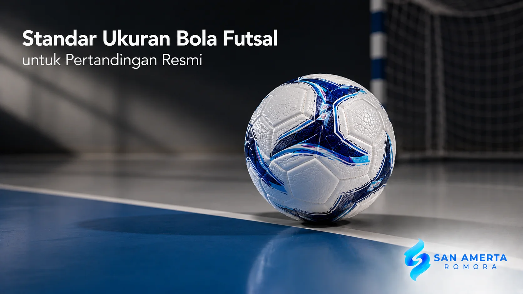 Bola futsal standar FIFA di lapangan indoor dengan logo San Amerta Romora dan judul "Standar Ukuran Bola Futsal untuk Pertandingan Resmi".