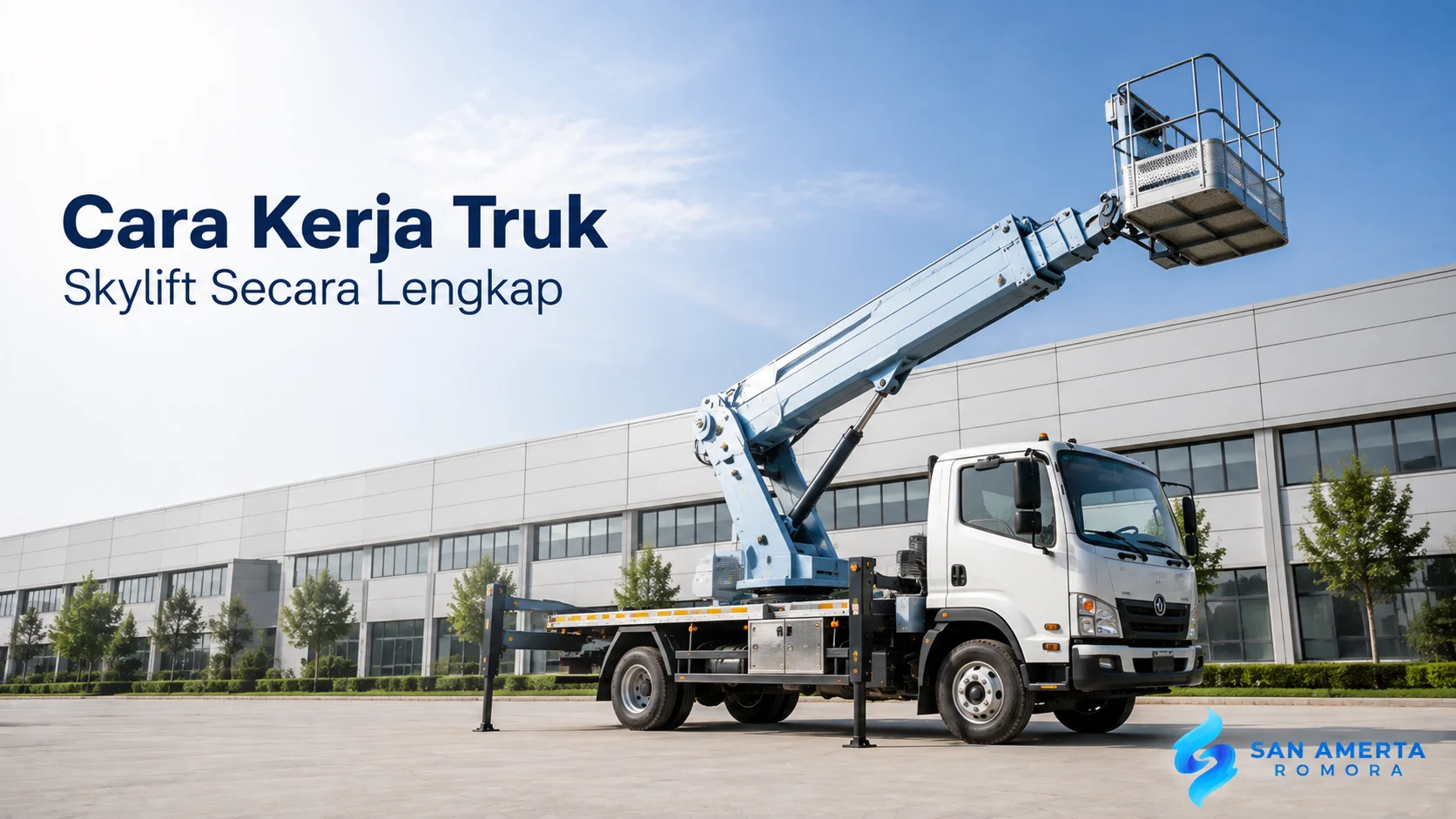 Truk skylift dengan boom hidrolik terangkat di area industri sebagai ilustrasi cara kerja sistem pengangkatan operator ke ketinggian