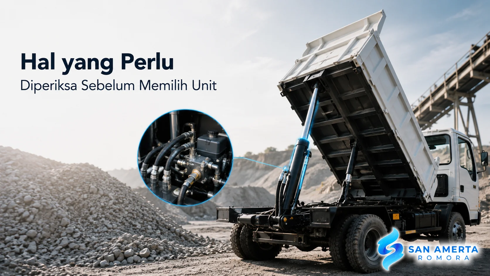 Mini Dump Truck dengan bak terangkat dan sistem hidrolik terlihat jelas.
